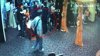 男闖婚宴偷「錢包」　結果偷成婚紗照