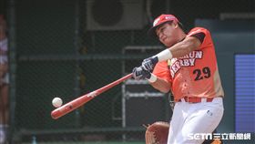 中華職棒明星賽全壘打大賽，陽冠威。　圖／記者林敬旻攝