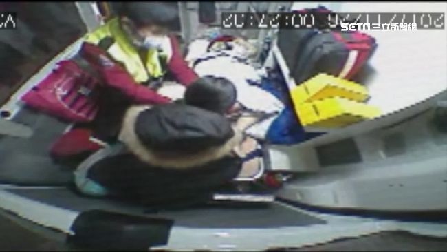 孕婦深夜陣痛！救護車上寶寶急探頭