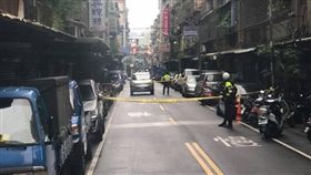 警方在現場拉起封鎖線展開調查。（圖／翻攝自我是新莊人）