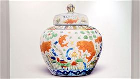 16:9
嘉靖五彩魚藻紋大罐　月底拍賣有望破紀錄聯電榮譽董事長曹興誠所屬「樂從堂」，27日將在佳士得香港拍賣「嘉靖五彩魚藻紋大罐」，目前拍價標示「估價代詢」，但文物受到國內外矚目，拍價有望再破世界紀錄。中央社記者鄭景雯攝　106年11月11日