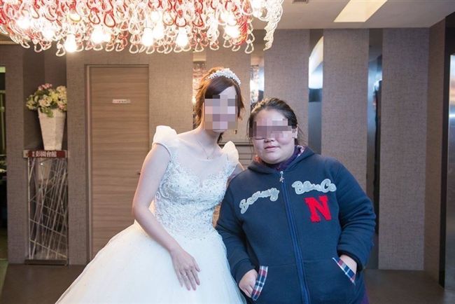 白吃女與另新娘合照！友：公主與神豬
