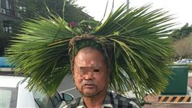 高雄楠梓何翁經常頭戴自製草帽，騎機車四處趴趴走，網友封他為「野戰阿伯」，未料何翁昨天遭警方攔下，一口氣吃下無照駕駛、未戴安全帽等2張罰單（翻攝畫面）