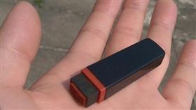 趕報告向媽媽借隨身碟　他錯拿成「印章」！網：廢到笑
圖／翻攝自爆廢公社臉書