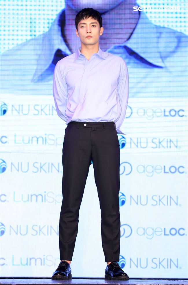 韓星成勛來台貼心的為粉絲護膚大方自拍，現場High翻天。（記者邱榮吉/攝影）