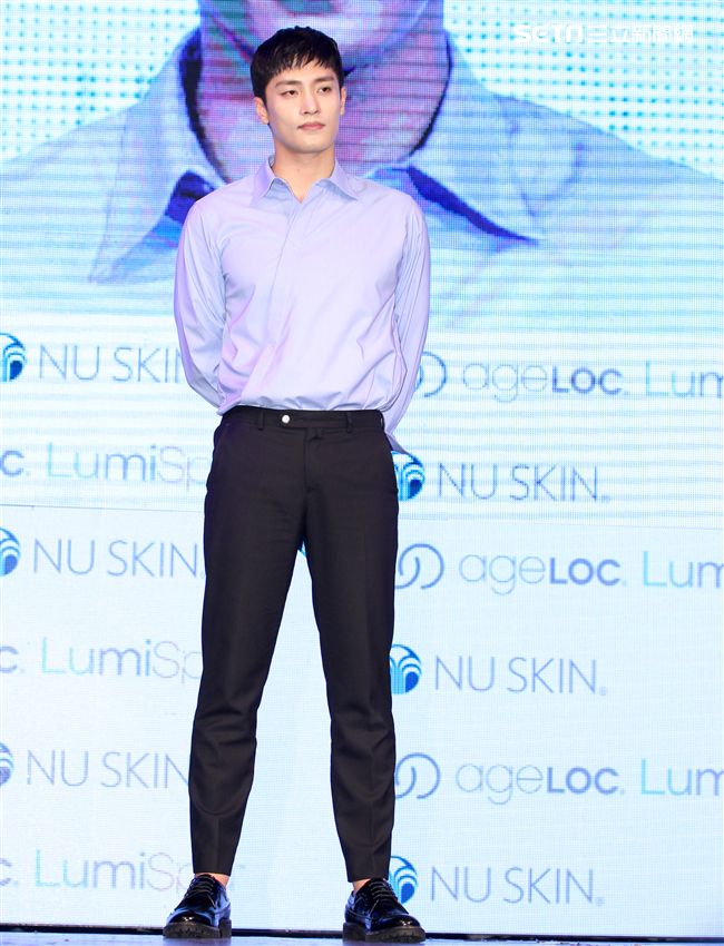 韓星成勛來台貼心的為粉絲護膚大方自拍，現場High翻天。（記者邱榮吉/攝影）