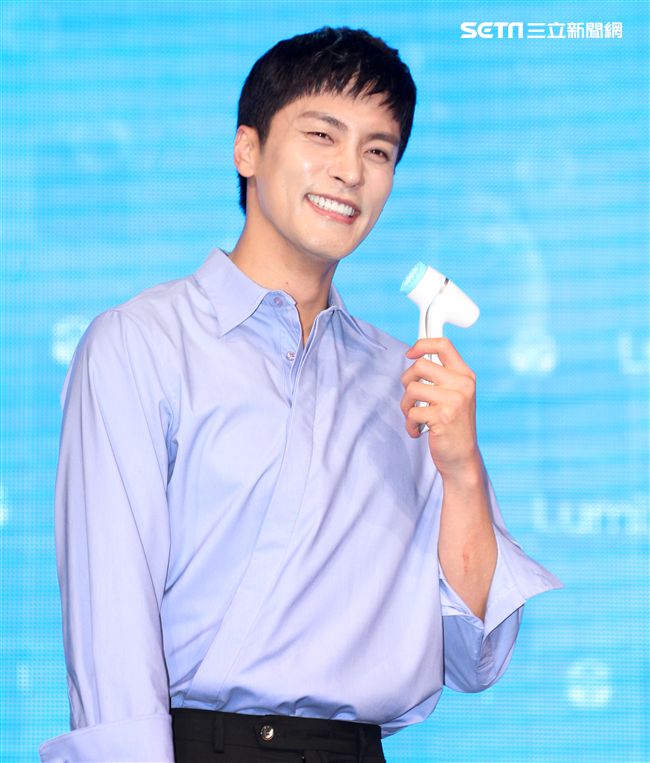 韓星成勛來台貼心的為粉絲護膚大方自拍，現場High翻天。（記者邱榮吉/攝影）