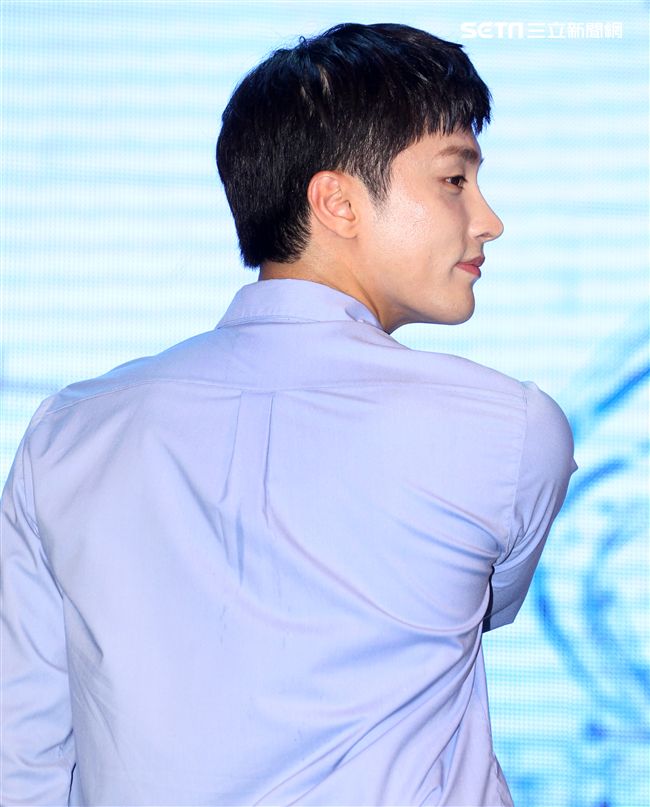 韓星成勛來台貼心的為粉絲護膚大方自拍，現場High翻天。（記者邱榮吉/攝影）