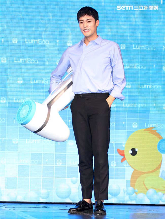 韓星成勛來台貼心的為粉絲護膚大方自拍，現場High翻天。（記者邱榮吉/攝影）