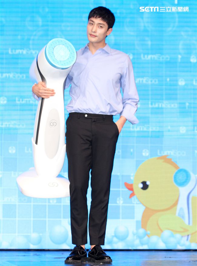 韓星成勛來台貼心的為粉絲護膚大方自拍，現場High翻天。（記者邱榮吉/攝影）