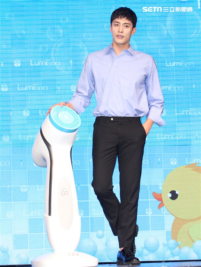 韓星成勛來台貼心的為粉絲護膚大方自拍，現場High翻天。（記者邱榮吉/攝影）