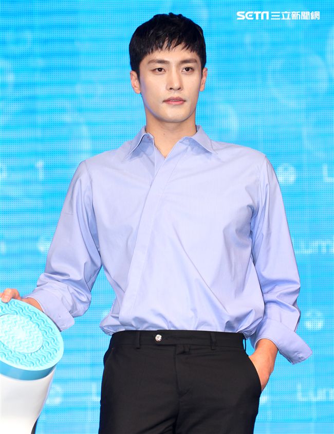 韓星成勛來台貼心的為粉絲護膚大方自拍，現場High翻天。（記者邱榮吉/攝影）