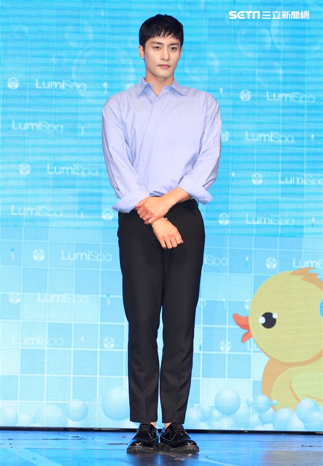 韓星成勛來台貼心的為粉絲護膚大方自拍，現場High翻天。（記者邱榮吉/攝影）