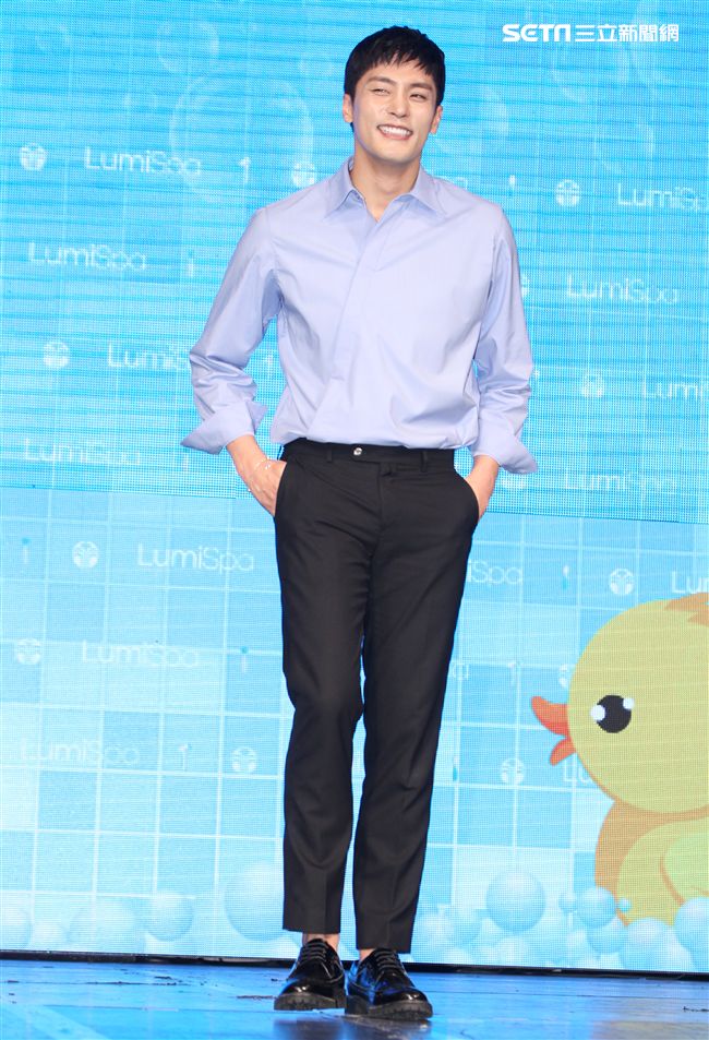 韓星成勛來台貼心的為粉絲護膚大方自拍，現場High翻天。（記者邱榮吉/攝影）