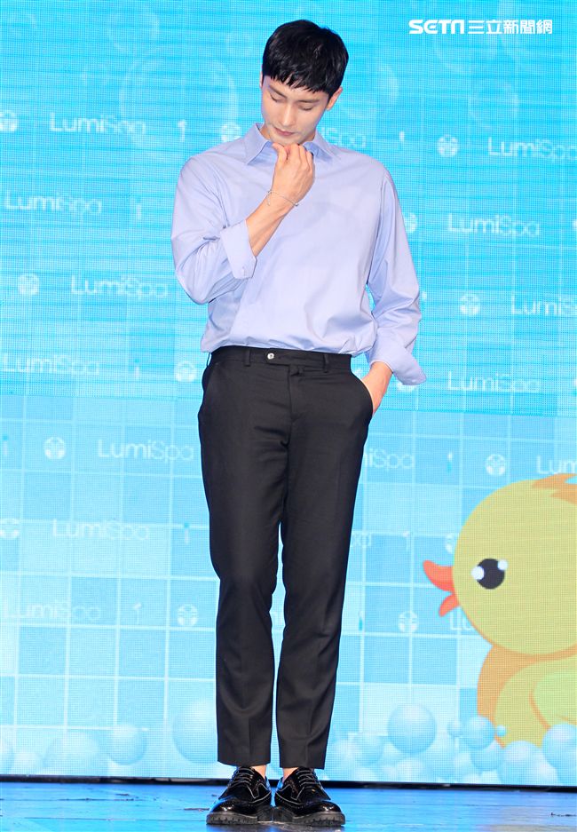 韓星成勛來台貼心的為粉絲護膚大方自拍，現場High翻天。（記者邱榮吉/攝影）