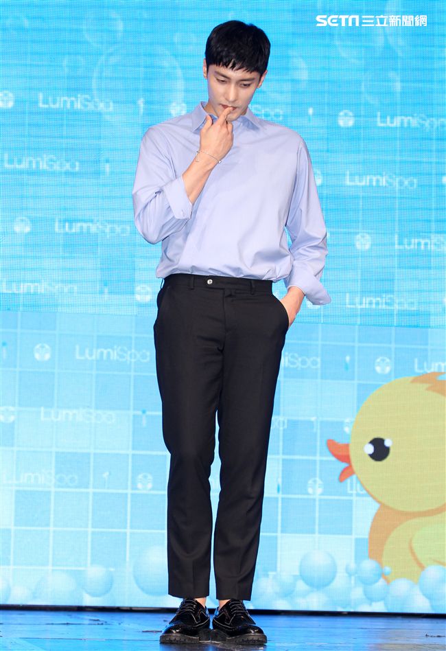 韓星成勛來台貼心的為粉絲護膚大方自拍，現場High翻天。（記者邱榮吉/攝影）