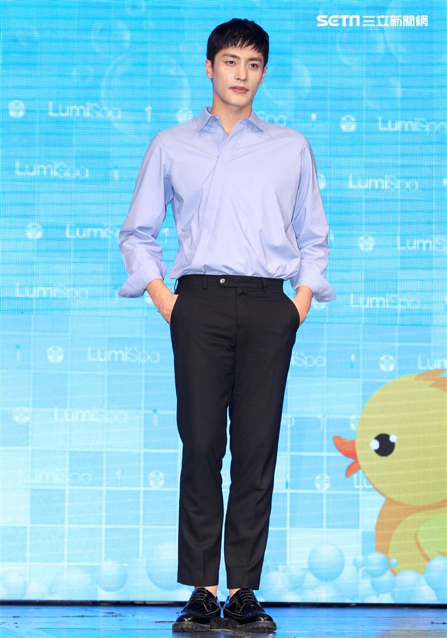 韓星成勛來台貼心的為粉絲護膚大方自拍，現場High翻天。（記者邱榮吉/攝影）