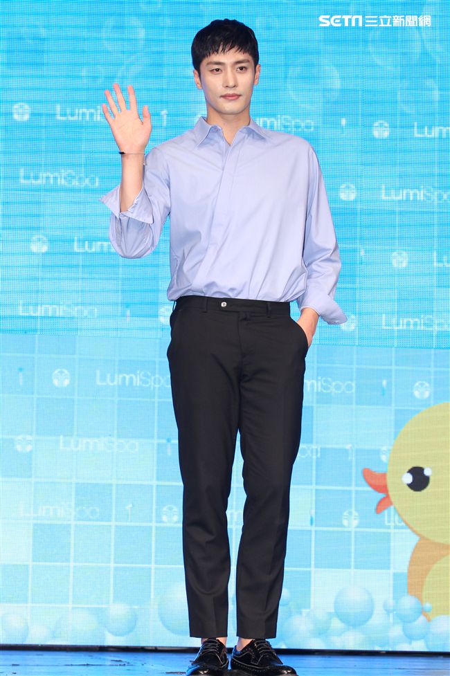 韓星成勛來台貼心的為粉絲護膚大方自拍，現場High翻天。（記者邱榮吉/攝影）