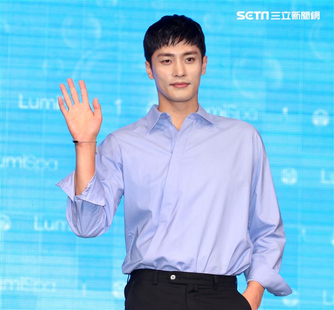 韓星成勛來台貼心的為粉絲護膚大方自拍，現場High翻天。（記者邱榮吉/攝影）