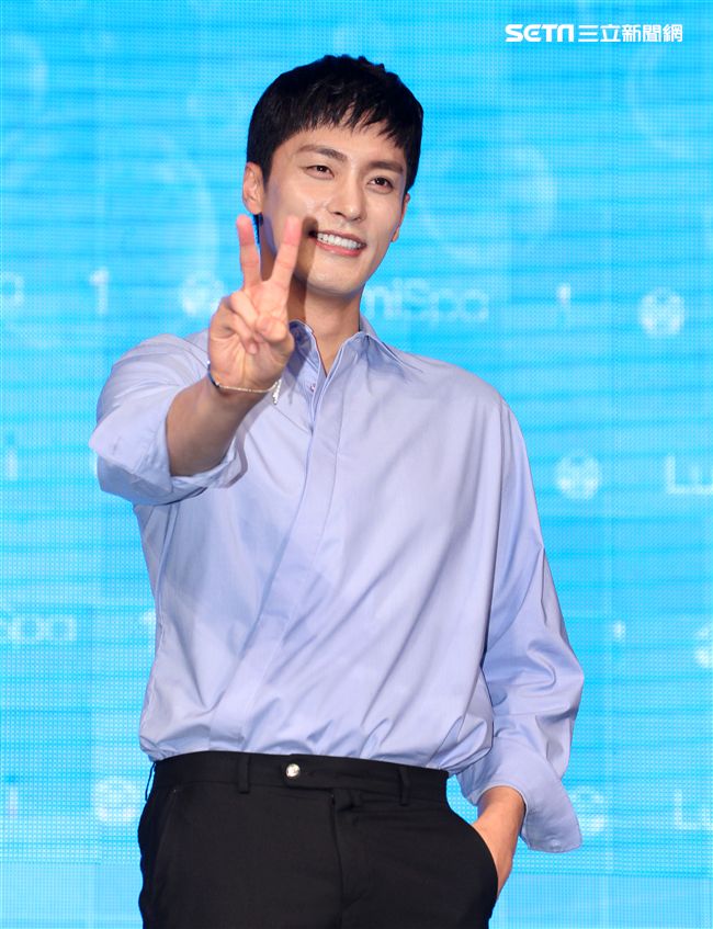 韓星成勛來台貼心的為粉絲護膚大方自拍，現場High翻天。（記者邱榮吉/攝影）