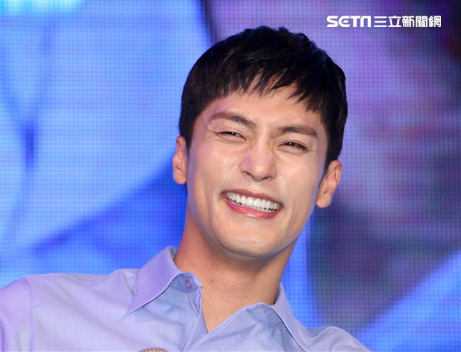 韓星成勛來台貼心的為粉絲護膚大方自拍，現場High翻天。（記者邱榮吉/攝影）