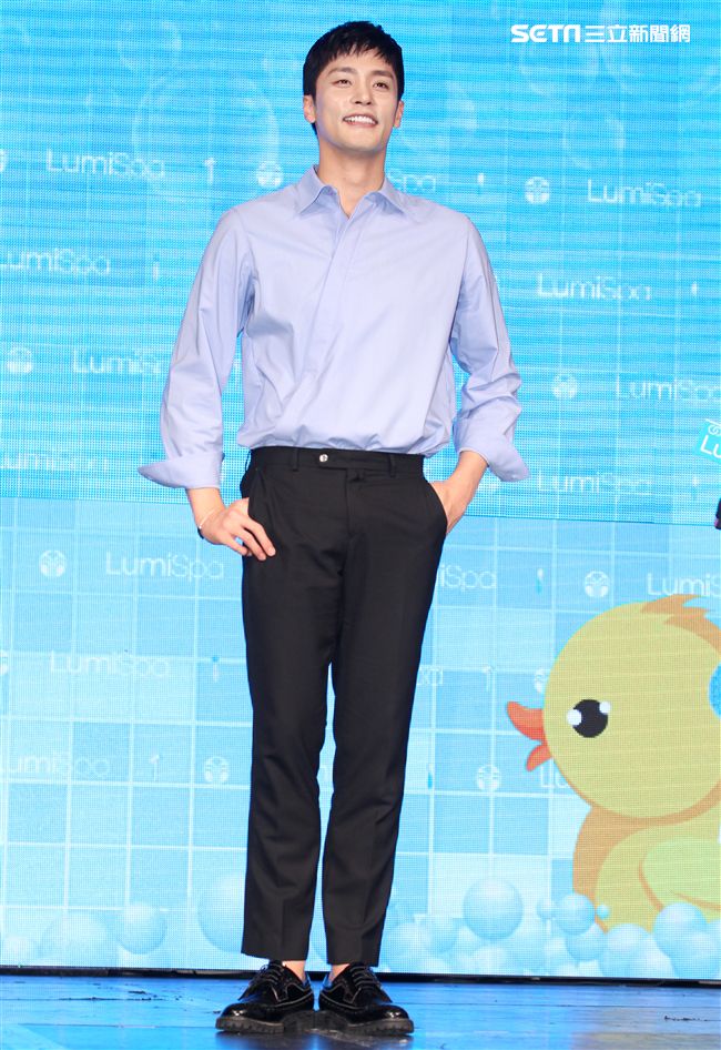 韓星成勛來台貼心的為粉絲護膚大方自拍，現場High翻天。（記者邱榮吉/攝影）