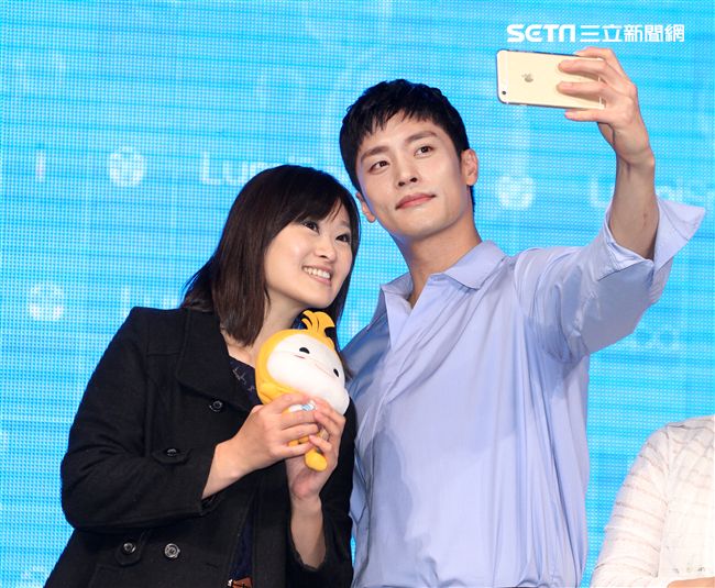 韓星成勛來台貼心的為粉絲護膚大方自拍，現場High翻天。（記者邱榮吉/攝影）