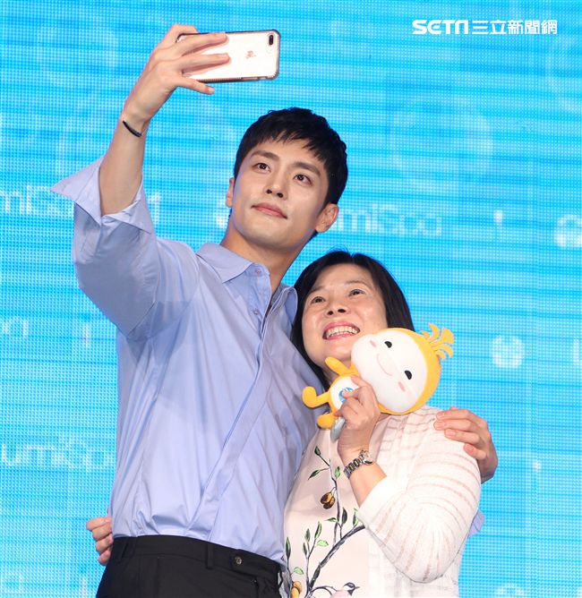 韓星成勛來台貼心的為粉絲護膚大方自拍，現場High翻天。（記者邱榮吉/攝影）