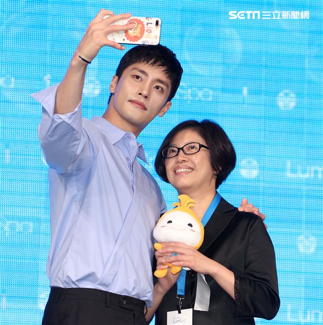 韓星成勛來台貼心的為粉絲護膚大方自拍，現場High翻天。（記者邱榮吉/攝影）