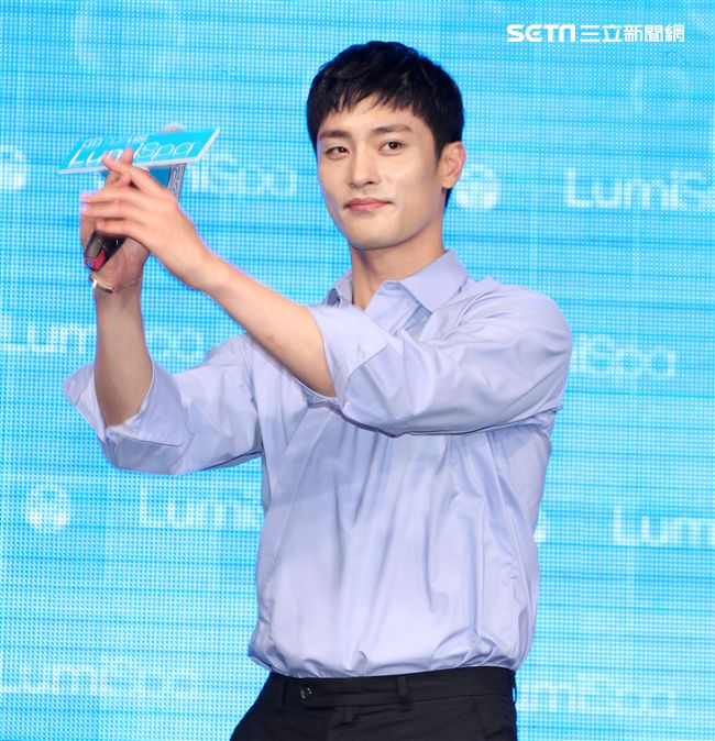 韓星成勛來台貼心的為粉絲護膚大方自拍，現場High翻天。（記者邱榮吉/攝影）