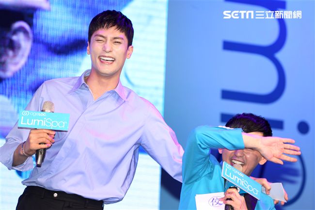 韓星成勛來台貼心的為粉絲護膚大方自拍，現場High翻天。（記者邱榮吉/攝影）