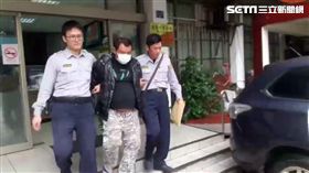 周男進入基隆一家加油站，拿寶特瓶佯裝購買汽油，再亮刀恐嚇工讀生，搶走收銀機裡的5萬元現金，警方24小時便宣告破案，並追回2萬7千元，訊後將周男依強盜罪送辦（翻攝畫面）