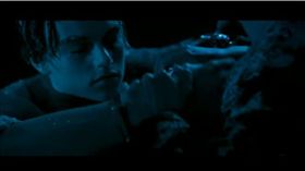 電影鐵達尼號最後傑克凍死在海裡，蘿絲將他沉入海中的那刻，讓不少影迷掉下眼淚。（圖／翻攝Nathan Walker YouTube）