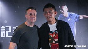 ▲英國教頭懷特（左）和中華男足隊長陳柏良。（圖／記者蔡宜瑾攝影）