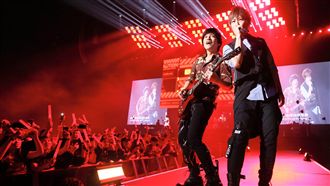 美加終場彩蛋　阿信率歌迷幫怪獸慶生