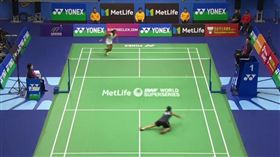 戴資穎跪地救球（圖／翻攝自YouTube）