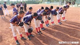 美濃少棒向徐生明旗幟敬禮。（圖／記者王怡翔攝）