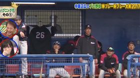 ▲日職巨乳球僮讓球員都看傻眼（圖／翻攝自YouTube）