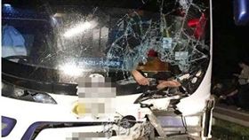 馬來西亞一名19歲騎士和巴士相撞，整個人拋飛衝破擋風玻璃慘死車內。（圖／翻攝中國報）
