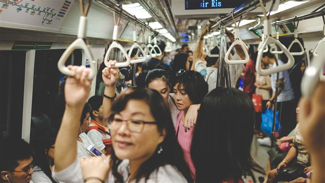 大叔組痴漢集團！相約列車非禮女性