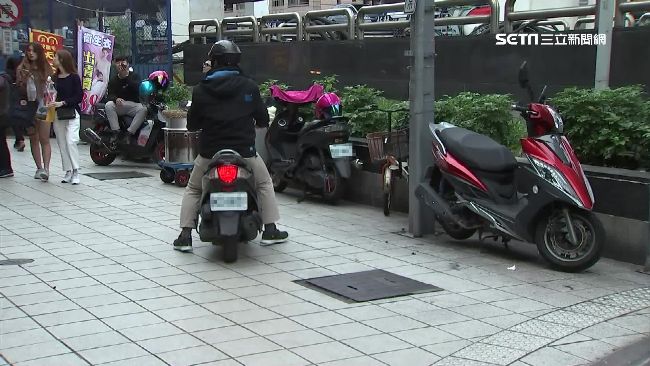 紅線、爭道違停　板橋新埔站呈機車海