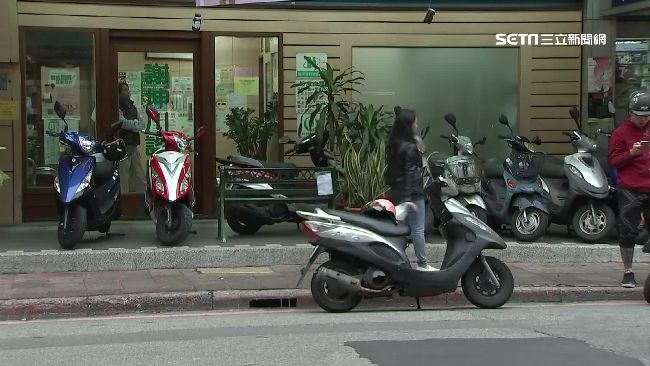 台灣機車密度高，騎樓和紅線常可看到民眾違停
