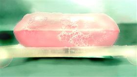 肥皂
https://www.flickr.com/photos/kokopinto/1744746139/in/photolist-3EbheZ-8rtthi-8T2va2-bxwYP1-bwUfQJ-KcD62-qGE77a-pcKHRv-p25QVh-8T5HkA-6nog3r-6njfTW-22bWE-p26se1-Uk7zAF-BJrJs-MximR-p25yCM-5A2bM3-8M5K