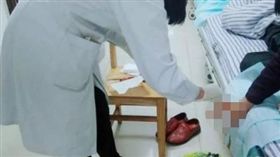 男子遭毒蛇咬傷，送醫接受治療(微博)