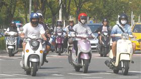 高雄空品不好（2）受到東北季風減弱影響，7日中南部擴散條件不佳，空氣品質狀況也跟著不好，達到對所有族群不健康的紅色警示（空氣品質指標AQI值介於151-200）。高雄市區空氣品質不佳，機車騎士們紛紛戴上口罩，保護呼吸道。中央社記者董俊志攝　106年11月7日