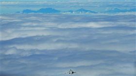 16:9
陸空軍微博再發轟-6K飛行照　疑似同框玉山還稱「戰神」
圖／翻攝自微博