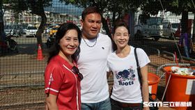鄭達鴻現身徐生明少棒賽，和師母謝榮瑤相見歡。（圖／記者王怡翔攝）