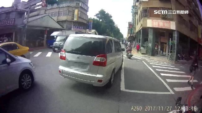 駕駛急切違停罵人　騎士直奔警局報警