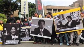 勞團赴政院抗議勞基法修惡（1）多個勞工團體及工會27日在行政院大門口舉行「還我七天假」記者會，製作看板抗議行政院長賴清德過去對勞工不友善的發言，呼籲政府正視勞工心聲，勿強推新版勞基法修法。中央社記者裴禛攝  106年11月27日