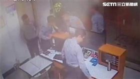 彭男在臉書社團爆料，指控警方只會取締改裝機車，卻不關心他發現的酒醉路倒男子，對此，中山分局則嚴正駁斥，並出示監視器畫面自清（翻攝畫面）